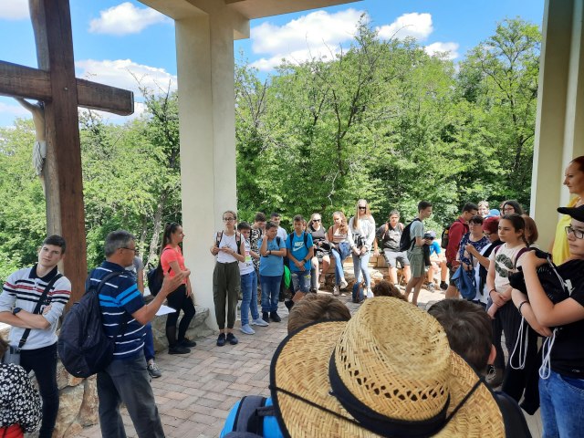 t22 a templom bejaratanal