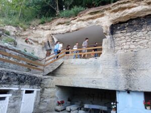 A Borfoi Tufaba Vajt Barlanglakasok Bejarasa Scaled 1 300x225