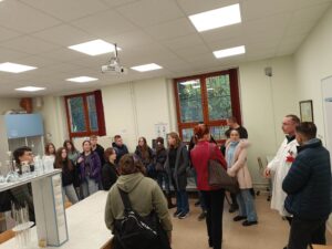 gyepes professzor urral a kemia laborban scaled